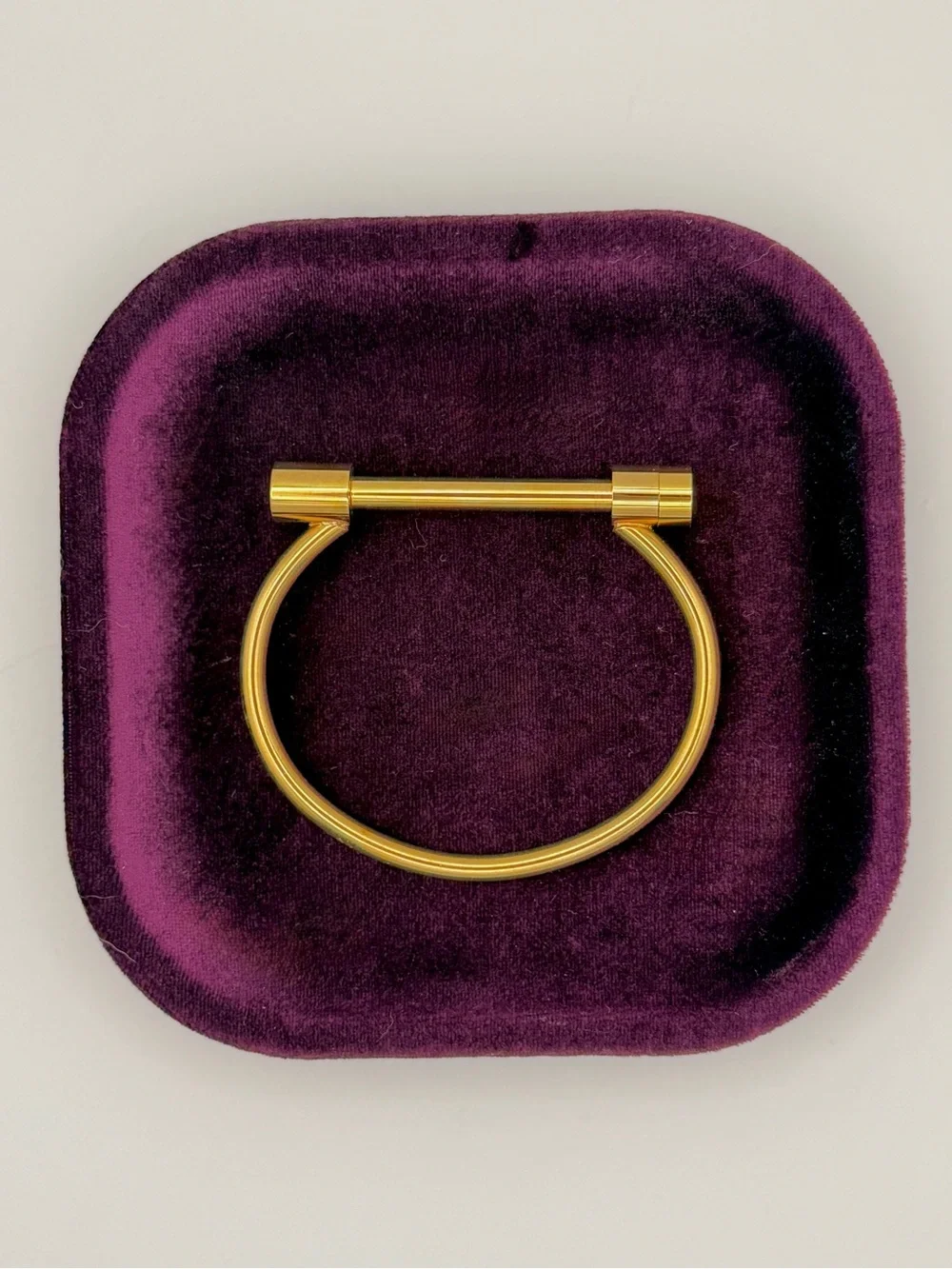 Gold-Tone Minimalist Screw Bar Bangle Bracelet | 6.5